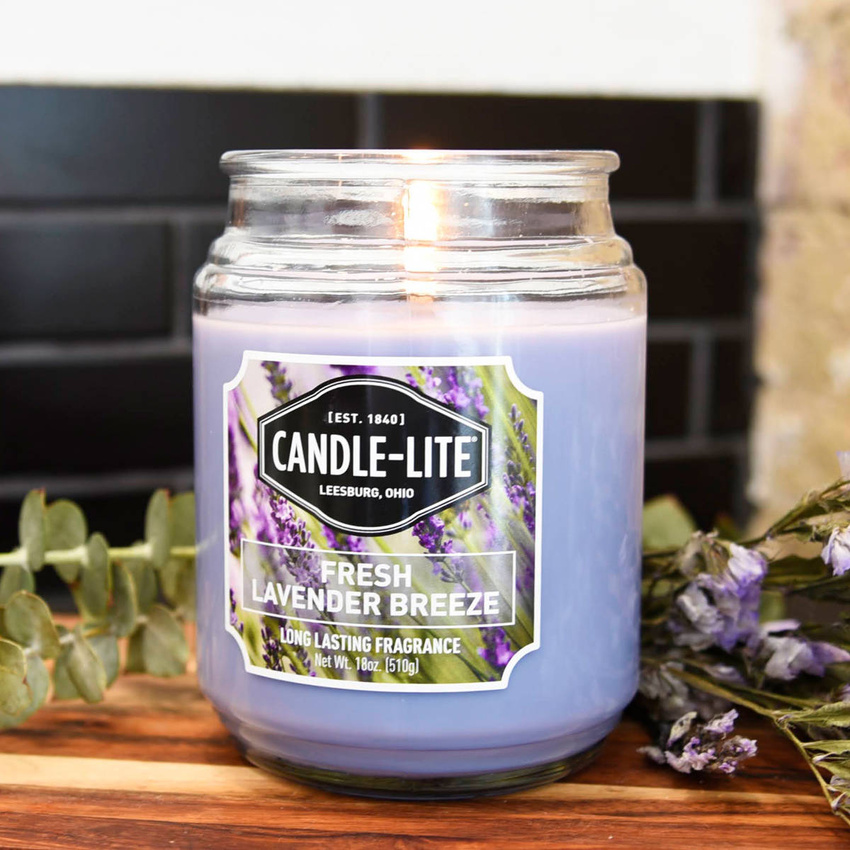 Duża lawendowa świeca zapachowa w szkle Fresh Lavender Breeze Candle-lite 510 g