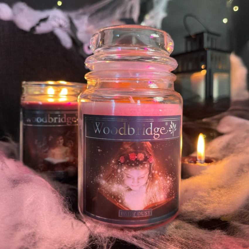 Candela profumata grande in barattolo di vetro con due stoppini Candela Fairy Dust Woodbridge 565 g