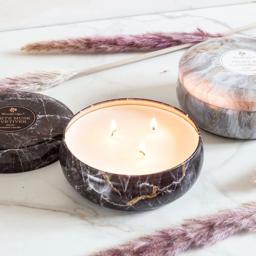 Candela grande profumata in marmo in scatola di metallo con tre stoppini Deep Blue Woodbridge Candle 470 g