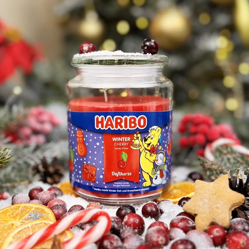 Haribo duża świąteczna świeca zapachowa w szkle wiśniowa Winter Cherry 510 g