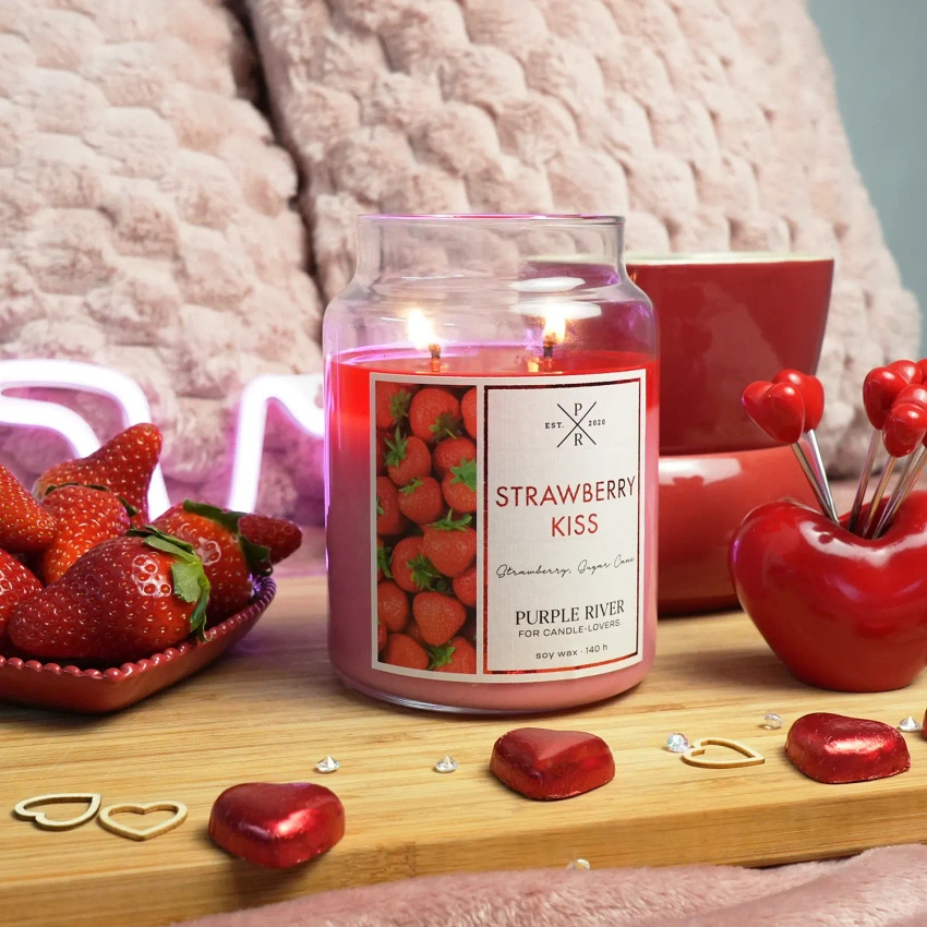 Soy scented candle Strawberry Kiss Purple River 623 g