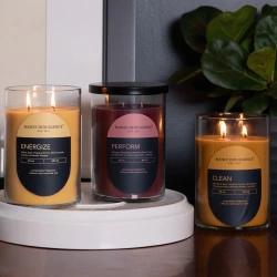Grande bougie parfumée au soja Colonial Candle Manly Indulgence 623 g en verre avec couvercle - Parfum Homme Energize