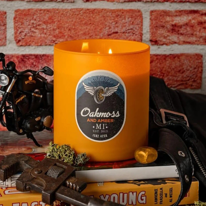 Świeca zapachowa sojowa męska Colonial Candle Manly Indulgence All American 15 oz 425 g - Oakmoss & Amber