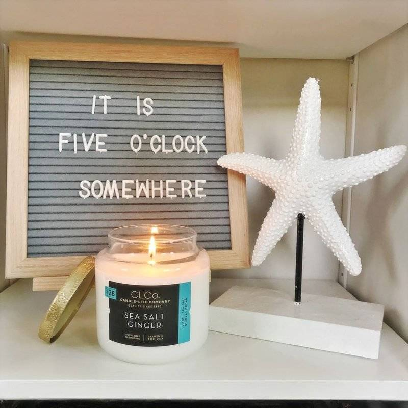 Candela grande dal profumo fresco in vetro con coperchio dorato al sale marino allo zenzero Candle-lite 396 g