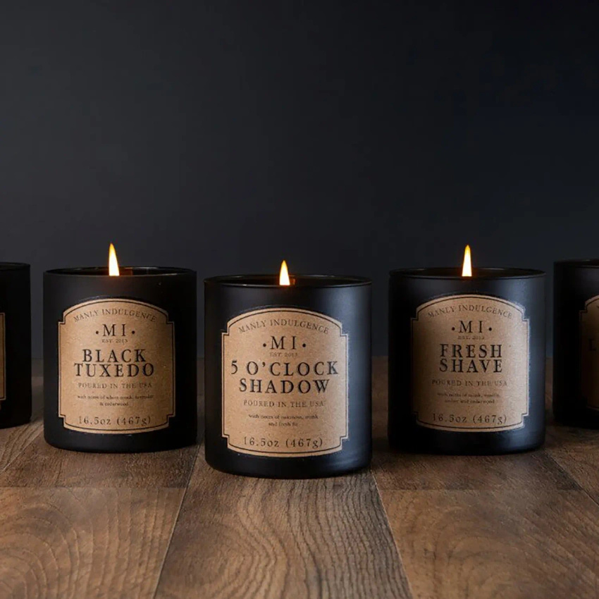 Męska świeca zapachowa sojowa w czarnym szkle z pokrywką 5 o'Clock Shadow Colonial Candle 467 g