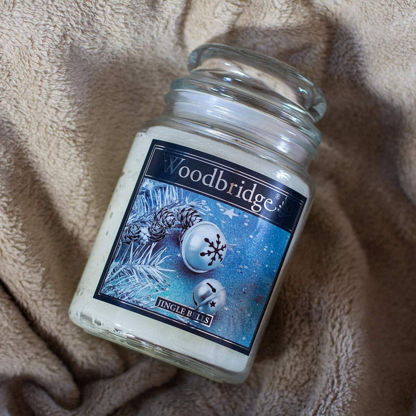 Grande bougie parfumée de Noël dans un pot en verre avec deux mèches Jingle Bells Woodbridge Candle 565 g